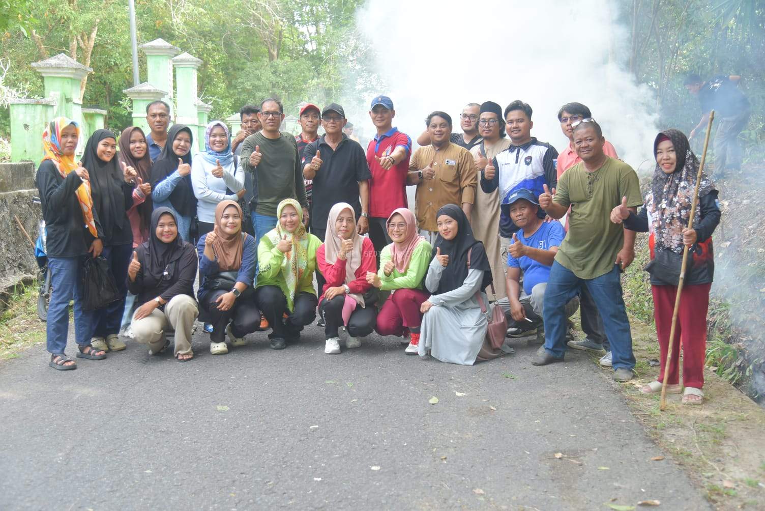 Wabup Yus Derahman Gotong Royong Bersihkan TPU keramat Mentok